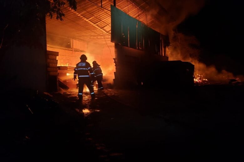 Bombeiros combatem incêndio em fábrica de caixões