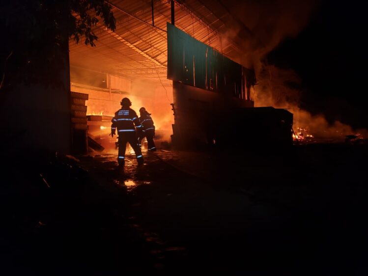 Bombeiros combatem incêndio em fábrica de caixões