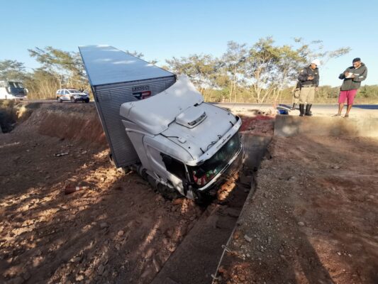 Acidente entre carro e carreta deixa um morto na MGC-135, em Curvelo