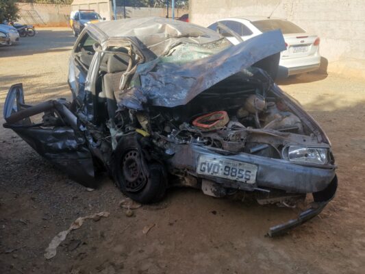 Acidente entre carro e carreta deixa um morto na MGC-135, em Curvelo