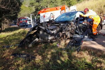 Colisão entre carro e carreta deixa vítima presa às ferragens