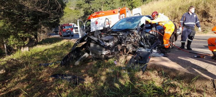 colisao-entre-carro-e-carreta-deixa-vitima-presa-as-ferragens