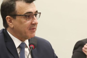 Chanceler brasileiro negocia compra de diesel com Rússia