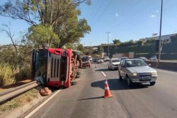 Carreta tomba no Anel Rodoviário e complica trânsito