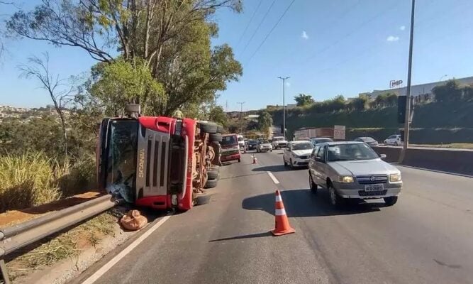 carreta tomba no Anel Rodoviário