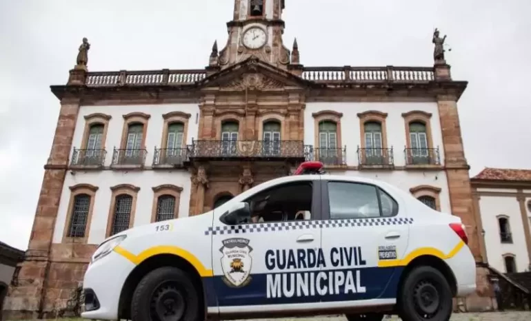 Morro da Forca começa a deslizar em Ouro Preto, trânsito do entorno é fechado