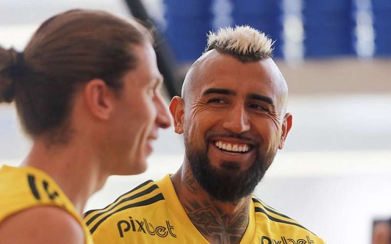 Vidal é relacionado e pode fazer estreia pelo Flamengo neste domingo