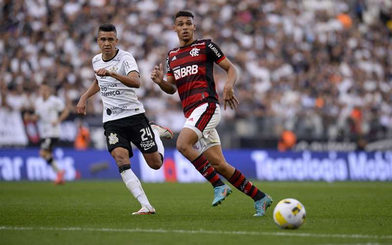 Corinthians vence Flamengo e encosta no líder do Brasileiro; veja o gol