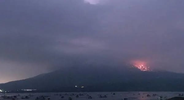 Vulcão Sakurajima entra em erupção e pessoas são evacuadas de ilha do Japão