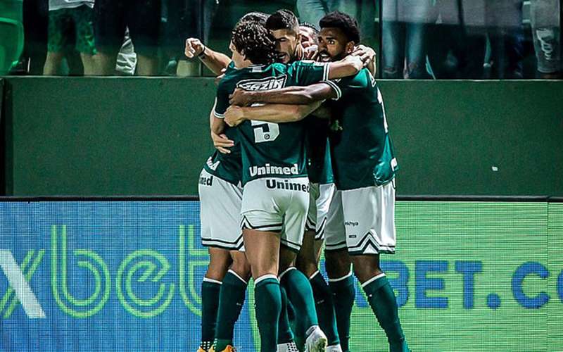 Goiás bate Athletico-PR em casa, salta na tabela e sai do Z4 no Brasileirão