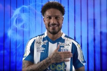 Atacante peruano Paolo Guerrero é novo reforço do Avaí