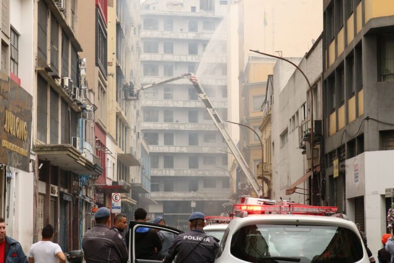 Edifício que pegou fogo no centro de São Paulo será demolido