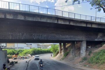 Incêndio se alastra e destrói barracões de madeira debaixo de viaduto do Anel Rodoviário
