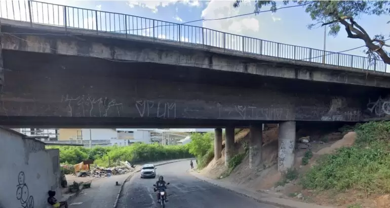 Incêndio se alastra e destrói barracões de madeira debaixo de viaduto do Anel Rodoviário