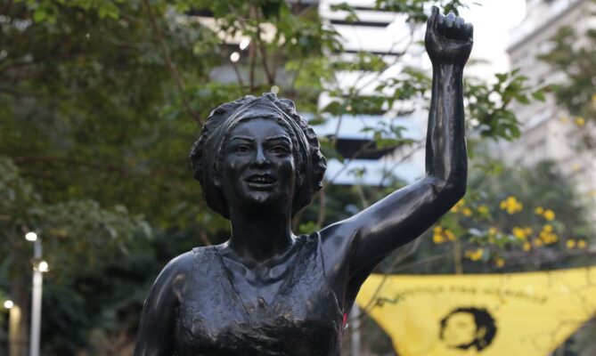 No dia em que completaria 43 anos, Marielle Franco ganha estátua no Rio de Janeiro