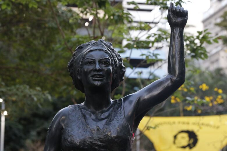 No dia em que completaria 43 anos, Marielle Franco ganha estátua no Rio de Janeiro