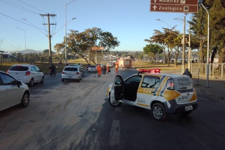 Mancha de óleo na pista provoca queda de cinco motociclistas em BH