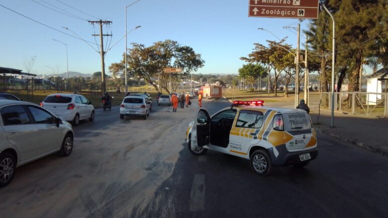 Mancha de óleo na pista provoca queda de cinco motociclistas em BH