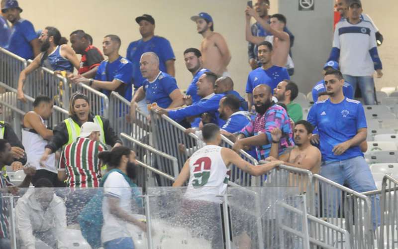 Vídeo: torcedores de Cruzeiro e Fluminense brigam no Mineirão