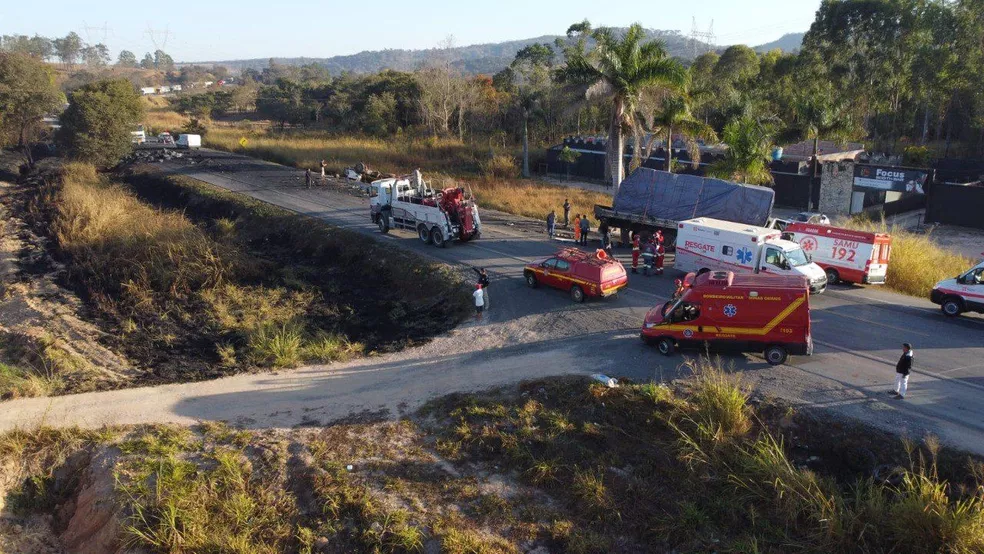BR-262: acidente com três caminhões em Nova Serrana; veja vídeo