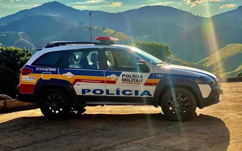 Após capotar carro cheio de maconha, homem acha corpo na fuga