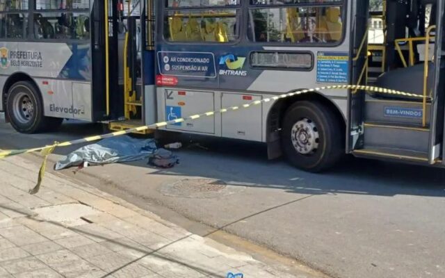 Distraído ao celular, jovem morre atropelado por ônibus