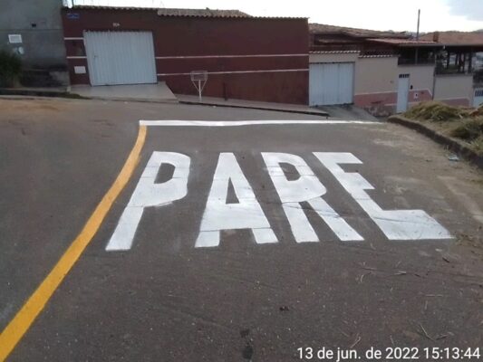 Motorista sem habilitação fura sinal e causa acidente, em Itabira