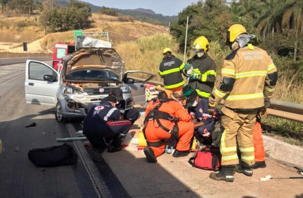 Carro roda na pista, bate em mureta e deixa feridos na BR-381
