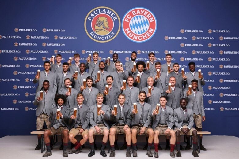 Em tradicional foto de elenco de time alemão, dois jogadores posam sem cerveja