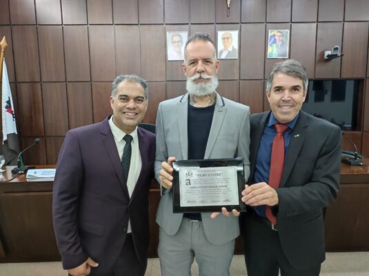 Ex-integrante da banda Sepultura é homenageado pela Câmara de Monlevade