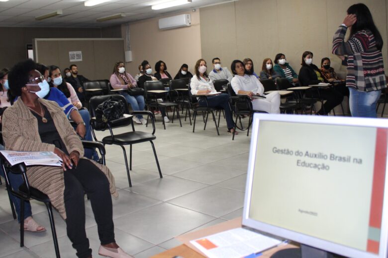 Servidores recebem capacitação sobre novo sistema de frequência escolar do Auxílio Brasil