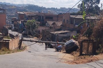 Colisão de carro contra poste deixa mulher ferida no Fênix