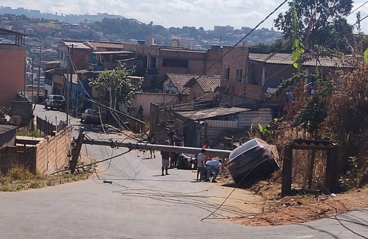 Colisão de carro contra poste deixa mulher ferida no Fênix