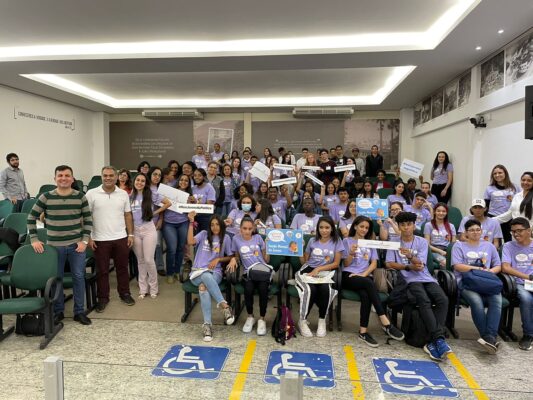 A Câmara Municipal de João Monlevade sediou na última sexta-feira, 12, a Plenária Regional do Parlamento Jovem Minas 2022. Na oportunidade, os jovens do Polo Médio Piracicaba, composto por alunos do município e das cidades de Dionísio, Itabira e São Gonçalo do Rio Abaixo, votaram as propostas que serão levadas para a Plenária Estadual do projeto que ocorrerá nos dias 21, 22 e 23 de setembro na Assembleia Legislativa de Minas Gerais, em Belo Horizonte. Durante o ano, os alunos estudaram e discutiram sobre o tema “Saúde Mental do Jovem” e apresentaram propostas sobre o assunto. Depois, cada cidade realizou a Plenária Municipal, quando foram apresentadas 6 propostas de cada cidade, sendo duas de cada subtema. Já na Plenária Regional, os estudantes priorizaram 3, sendo uma de cada subtema, de acordo com todas as propostas apresentadas. Agora, as matérias serão levadas a votação na Plenária Estadual, quando os estudantes de todo o Estado se reunirão para votarem as propostas. Durante o evento, a Secretária Municipal de Educação, Maria do Sagrado, parabenizou os alunos pelo empenho e dedicação com o projeto. A fala dela foi endossada pelo presidente da Casa, Gustavo Maciel, que destacou o interesse dos estudantes pelas questões políticas e a importância da participação deles na apresentação de propostas que irão beneficiar toda a população. Ao final da Plenária, os estudantes escolheram o tema para ser abordado no ano que vem. A sugestão apresentada foi: Violência Sexual Infantil. A proposta também será votada na Plenária Estadual. Propostas aprovadas Na Plenária Regional, foram aprovadas as seguintes matérias: - SUBTEMA I – Políticas públicas de prevenção e tratamento em saúde mental 1) Suporte psicológico, esportivo e educacional, implementando no ensino médio atividades esportivas, com intuito de promover o relacionamento interpessoal entre os alunos. - SUBTEMA II – Estratégias da comunidade para promoção da saúde mental 1) Tornar obrigatório, em praças públicas, ambientes de lazer, cultura e informação em dias específicos no mês, com stands e/ou oficinas de interesse geral que promovam atividades relacionadas ao tema, com intuito de gerar a prevenção primária e secundária dos jovens. - SUBTEMA III – Uso saudável das novas tecnologias 1) Promoção de atividade de lazer, como acampamentos, oficinas recreativas, jogos, literatura e esportes, onde as pessoas possam interagir com o ambiente natural, compartilhar problemas e experiências, evitando o uso excessivo de tecnologias.