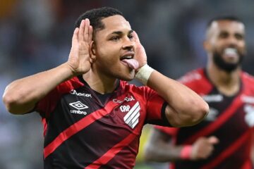 Athletico-PR vence Atlético-MG em noite com brilho de Vitor Roque e virada no fim; veja os gols