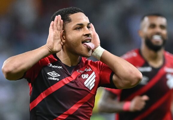 Bento salva, Athletico-PR ganha e deixa Atlético-MG em situação delicada na Libertadores