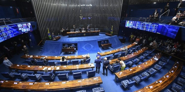 Senado aprova projeto que obriga plano a cobrir tratamento fora do rol da ANS