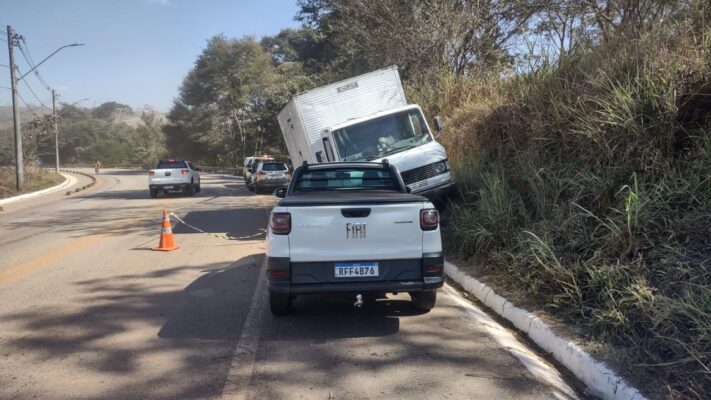 caminhoneiro-com-suspeita-de-embriaguez-e-preso-apos-acidente-em-itabira