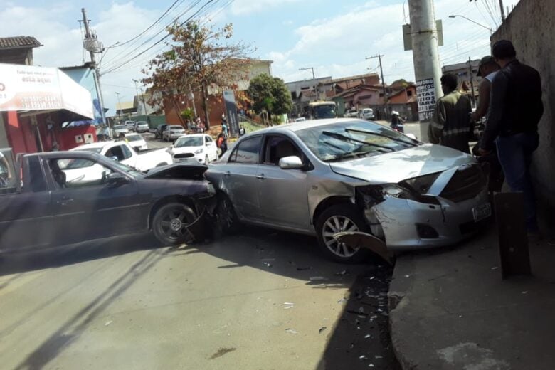 PM é acionada após colisão frontal em Santa Bárbara