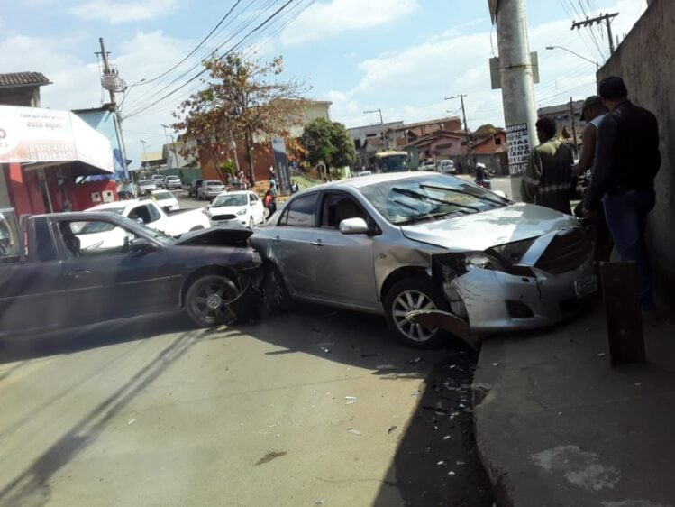 PM é acionada após colisão frontal em Santa Bárbara