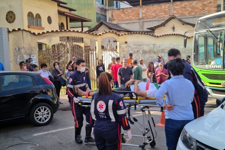 Motociclista foge após atropelar idoso na avenida João Pinheiro