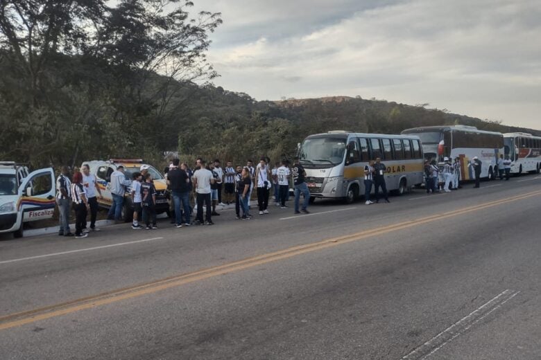 Ônibus são apreendidos por transporte irregular de torcedores