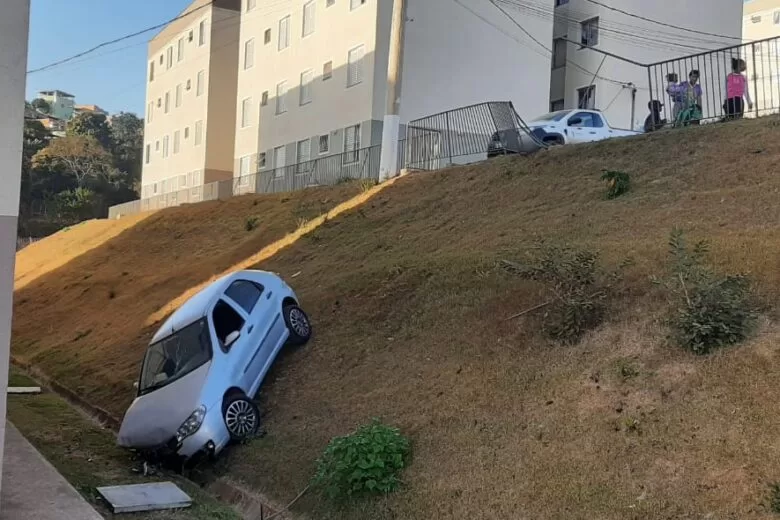 Duas pessoas são socorridas após acidente no Residencial Abóboras