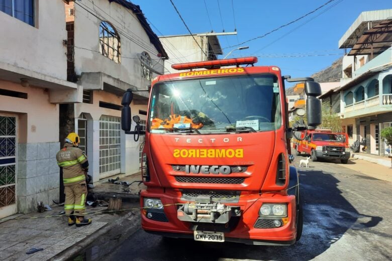 Criança é encontrada morta durante incêndio em residência