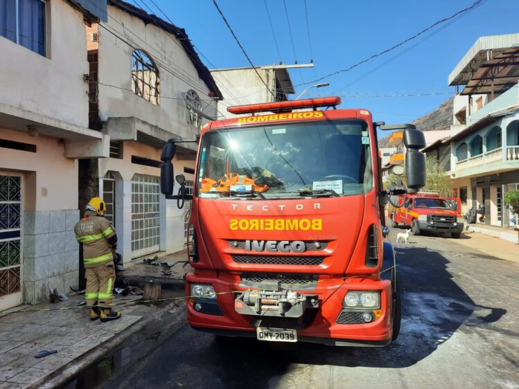 Criança é encontrada morta durante incêndio em residência