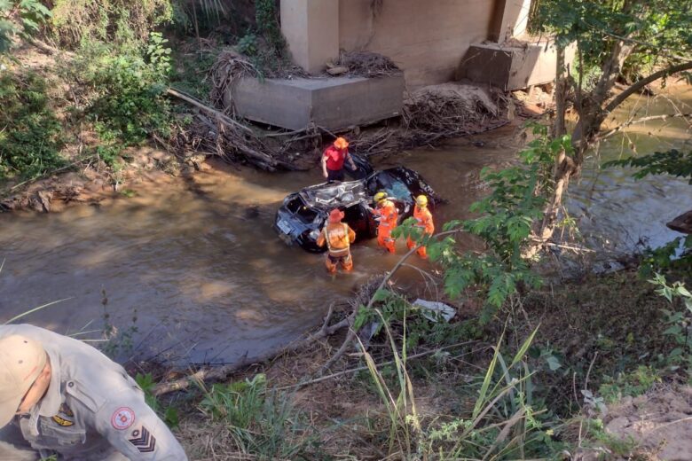 Homem morre após carro despencar de ponte na BR-381