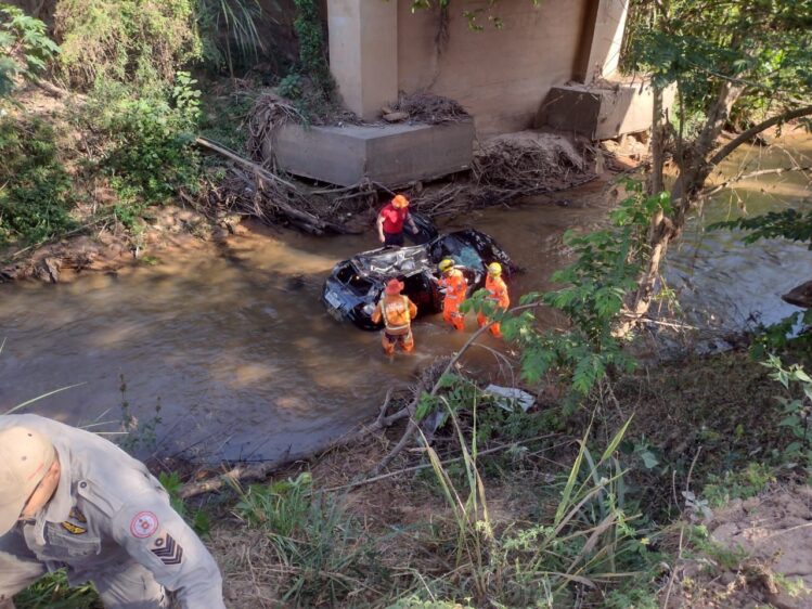 Homem morre após carro despencar de ponte na BR-381