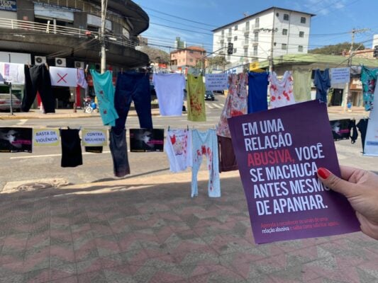 Varal com roupas ensanguentadas marca luta pelo fim da violência contra a mulher