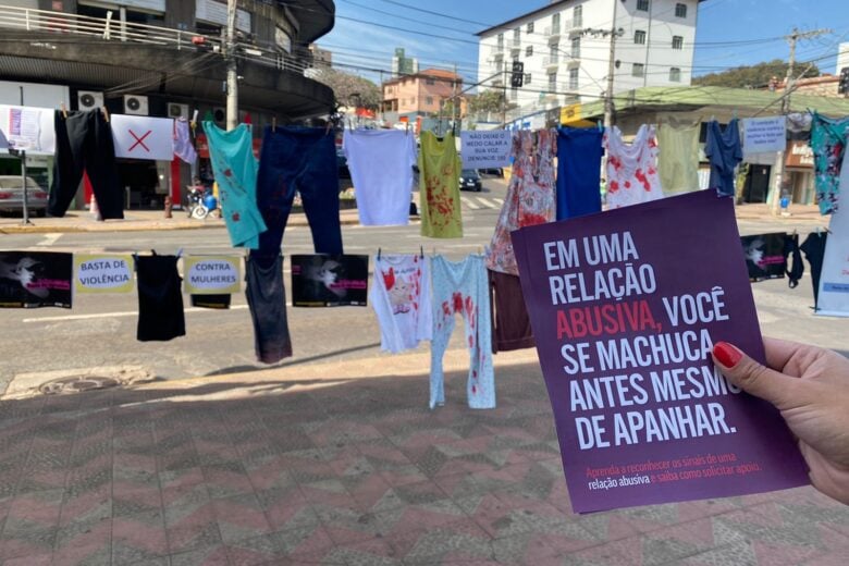 Varal com roupas ensanguentadas marca luta pelo fim da violência contra a mulher