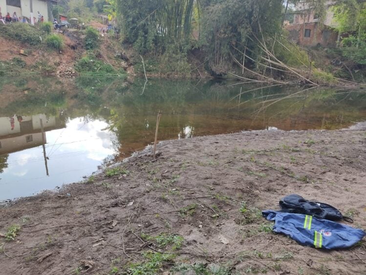 Suspeito de furto desaparece ao tentar atravessar rio em Santa Bárbara